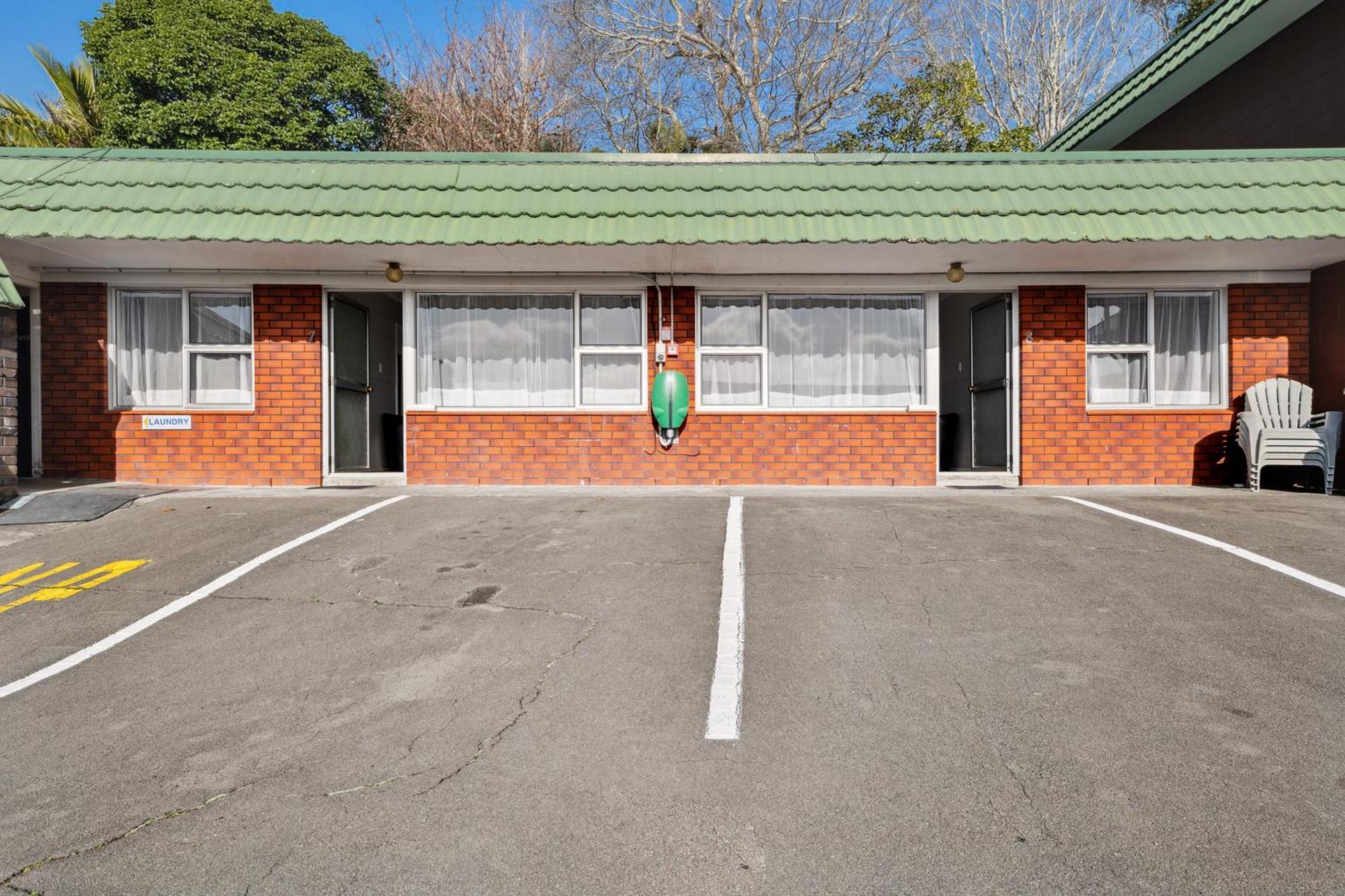 Flamingo Motel New Plymouth Exterior photo